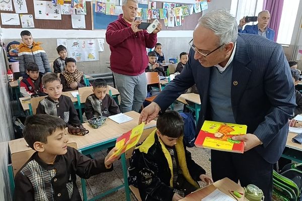 حضور سرزده مدیر کل آموزش و پرورش شهرستانهای تهران در دبستان حافظ منطقه عباس آباد ناحیه یک شهرری