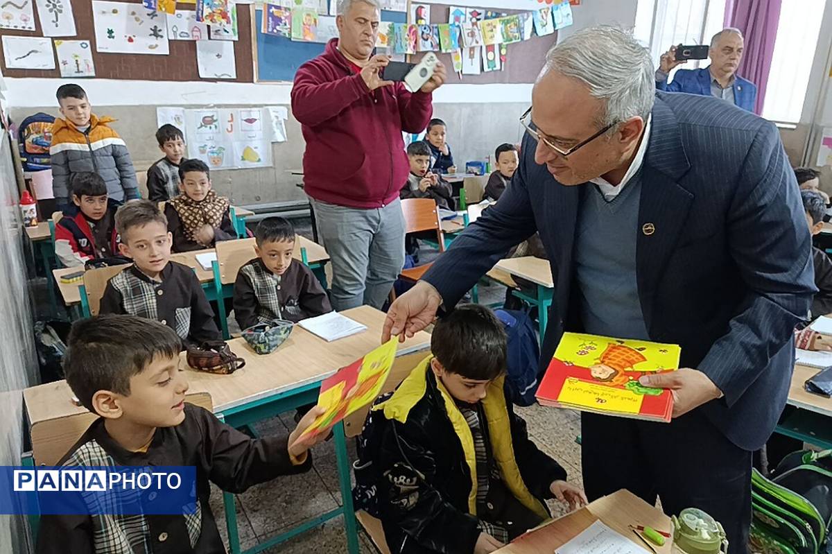 حضور سرزده مدیرکل آموزش و پرورش شهرستان‌های تهران در دبستان حافظ منطقه عباس آباد ناحیه یک شهرری