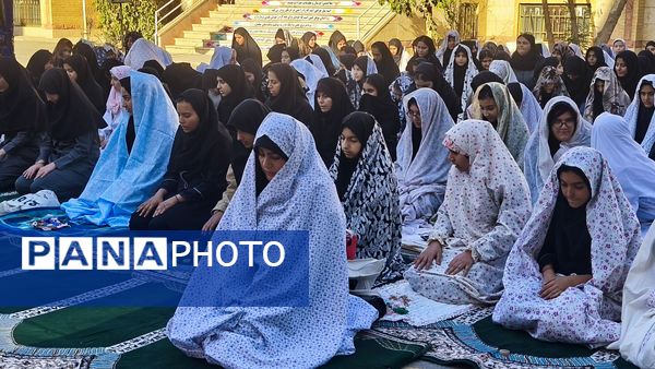 نماز جماعت باران در آموزشگاه شهید فتحی‌پور ناحیه یک شهرستان بهارستان