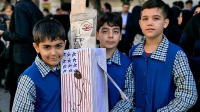 در امتداد آبان، صدای مدرسه‌ها به آسمان رسید