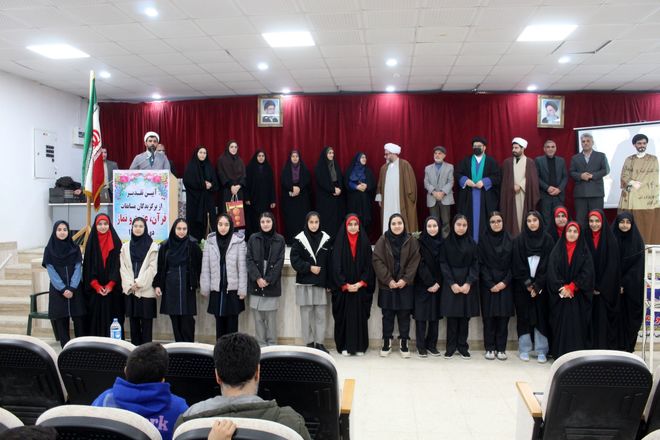 تقدیر از برگزیدگان مسابقات قرآن، عترت و نماز در گلوگاه 