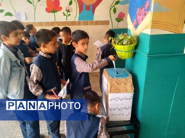 نشاط انتخاباتی و رای گیری شواری دانش‌آموزی در دبستان پسرانه حضرت قاسم(ع)