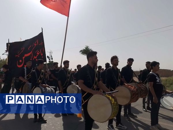 مراسم سینه زنی و علم گردانی اهالی روستای نقاب در امامزاده سید حسن روستای میرآباد