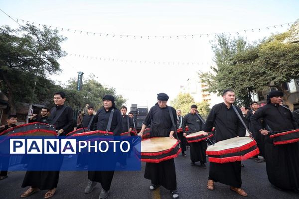 رود اشک و عشق در مسیر حرم همزمان با شکوه عزاداری هیئات‌ در خیابان‌های مشهد