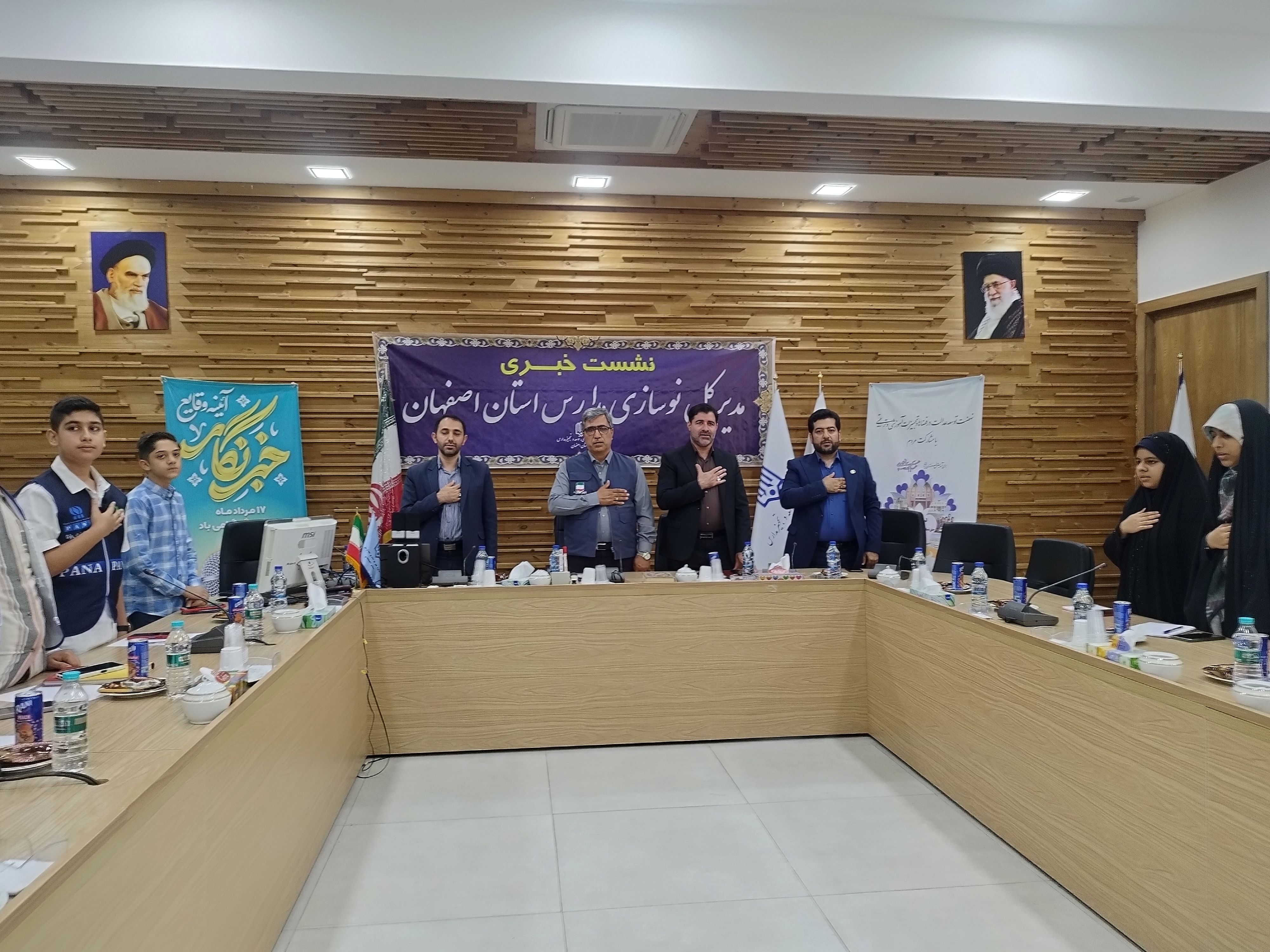 نشست مدیرکل اداره نوسازی مدارس استان اصفهان با دانش‌آموز خبرنگاران پانا 