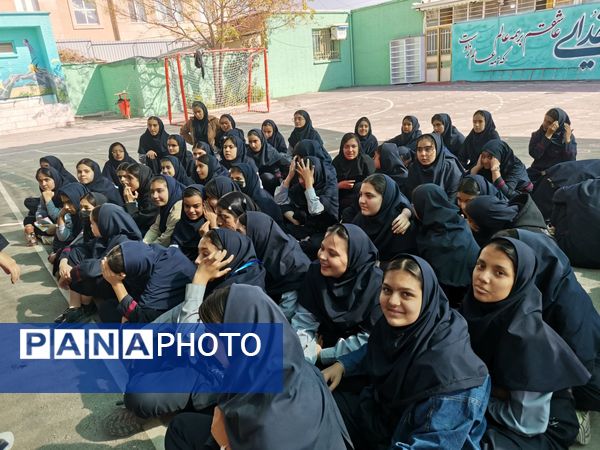 بزرگداشت روز آزمایشگاه در دبیرستان یغمای نیشابوری 