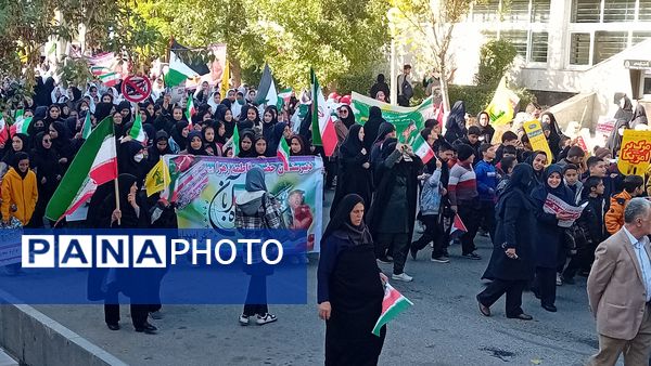 برگزاری راهپیمایی ۱۳ آبان روز دانش‌آموز در شهرستان فیروزکوه 