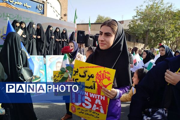 اجتماع عظیم دانش آموزان ناحیه دو شهرری به مناسبت یوم الله ۱۳ آبان در میدان نماز