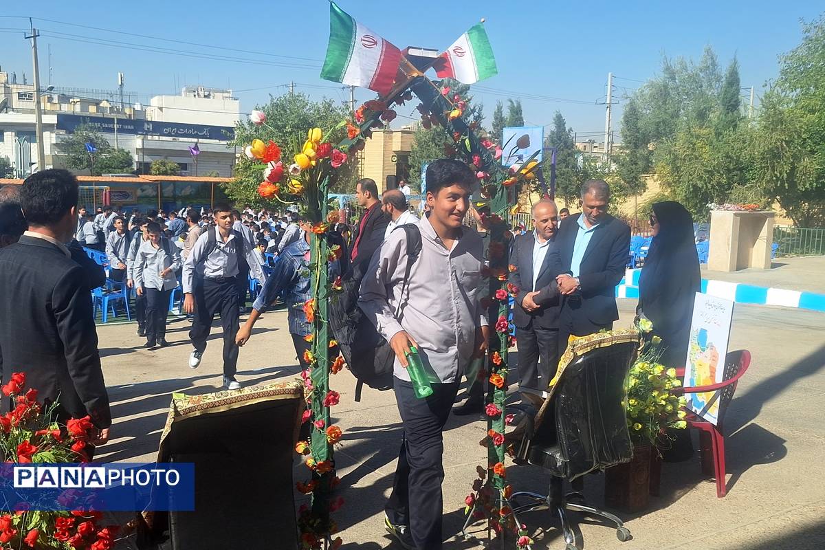 مهر با مقاومت همگام در دبیرستان هیأت امنایی رازی ناحیه چهار شیراز