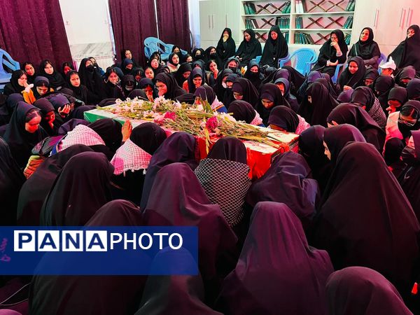 استقبال دانش‌آموزان‌ دبیرستان شاهد ریحانه‌النبی گناباد از پیکر مطهر شهید گمنام