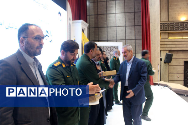 همایش تقدیر از فعالان اردوهای راهیان نور دانش‌آموزی در قم