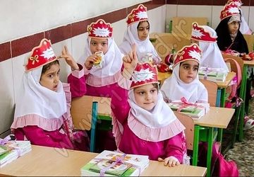 جشن شکوفه ها با حضور دانش آموزان کلاس اولی و اولیا آنها در دبستان شاهد فاطمه الزهرا 