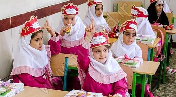 جشن شکوفه ها با حضور دانش آموزان کلاس اولی و اولیا آنها در دبستان شاهد فاطمه الزهرا 