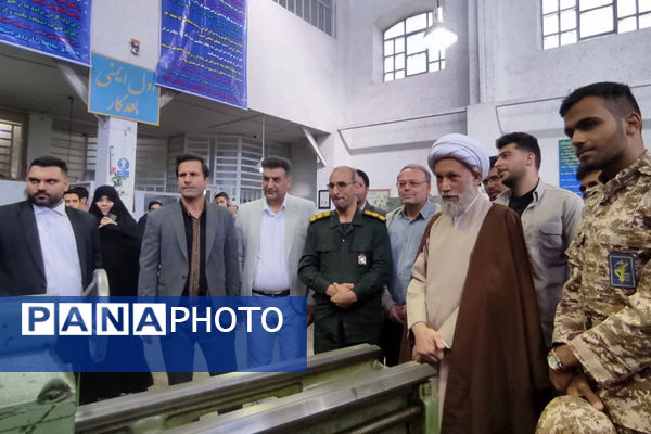 بازدید نماینده ولی فقیه استان فارس از هنرستان طالقانی در آستانه هفته بسیج
