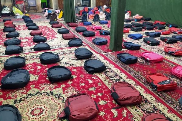 لبخند مهر در بروجرد؛ ۳۰۰ بسته لوازم‌التحریر به دست دانش‌آموزان رسید