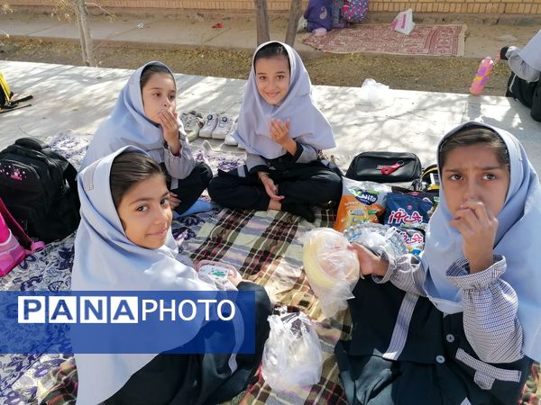 روز پر نشاط همزمان با هفته بهداشت روان در مدرسه تکتم خلیل آباد 