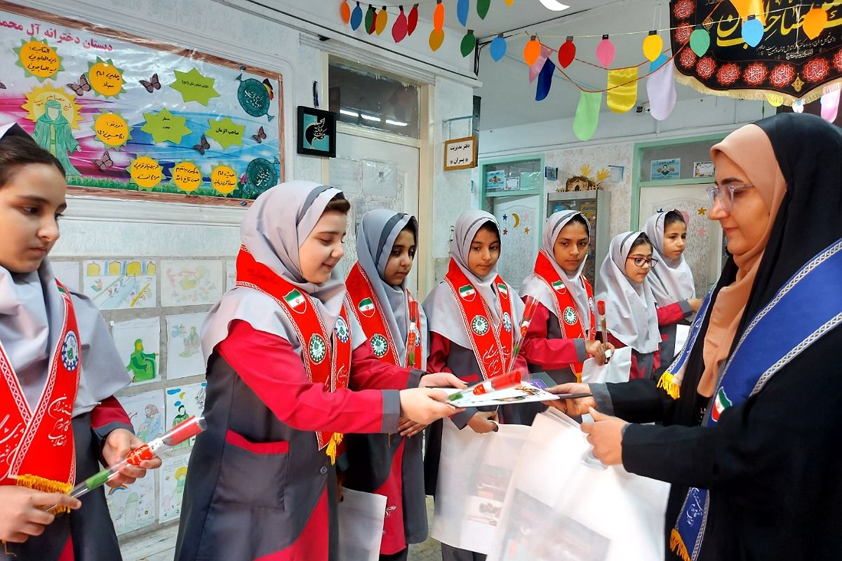 اهدا کتاب به پیشتازان فعال کهریزک 