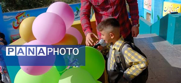 جشن‌شکوفه‌ها در‌ دبستان شهدای گمنام