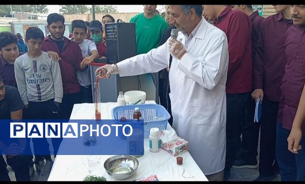 انجام آزمایش‌های علمی در دبیرستان نمونه آیت الله خامنه‌ای کاشمر 