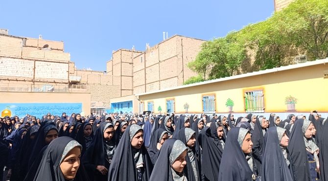 نواختن زنگ سپاس معلم در دبیرستان و دبستان میرزا جعفر سروقد