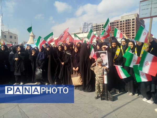حضور پرشور دانش‌آموزان دبیرستان مهدی خدابنده در راهپیمایی ۱۳ آبان