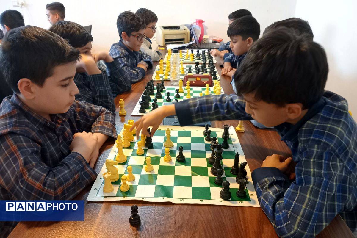 رقابت اندیشه‌ها در پیشوا؛ برگزاری مسابقات شطرنج دانش‌آموزی با حضور مسئولان