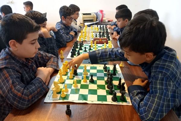 رقابت اندیشه‌ها در پیشوا؛ برگزاری مسابقات شطرنج دانش‌آموزی با حضور مسئولان