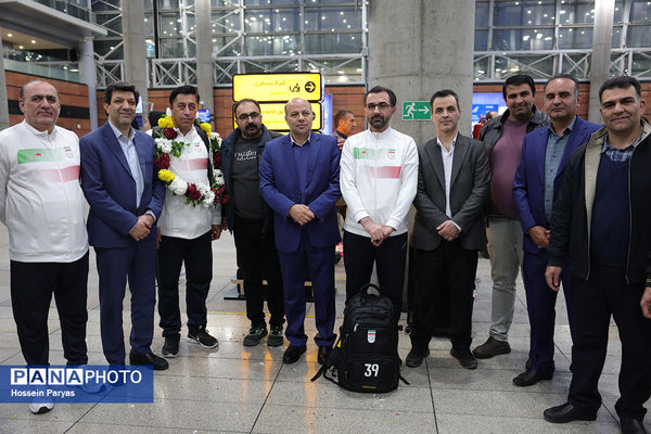 بازگشت طلایی‌پوشان بلندقامت دانش‌آموز ایران با کاپ قهرمانی