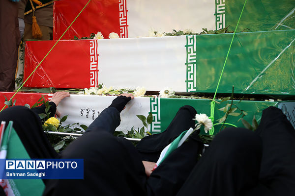 تشییع پیکرهای ۱۰۰ شهید گمنام از مقابل دانشگاه تهران