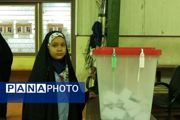 حضور پرشور کودکان در کنار والدین پای صندوق‌های رای نصیرشهر 