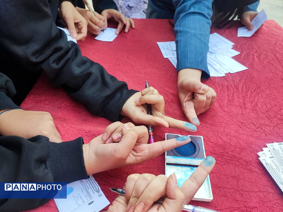 انتخابات شورای دانش‌آموزی در هنرستان مهدیزاده نیا