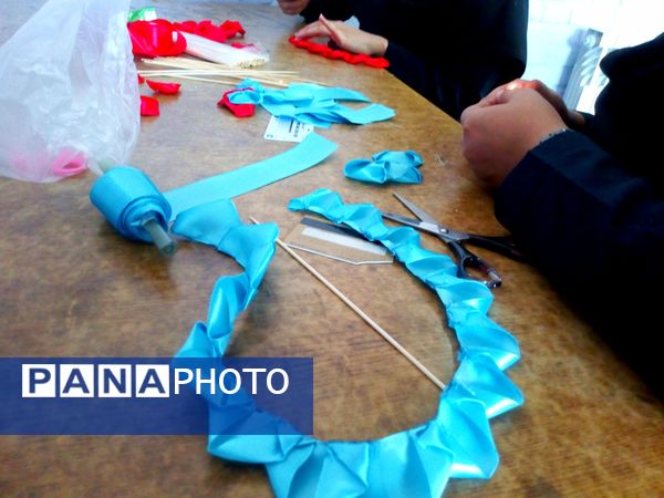 آموزش ساخت گل روبانی در دبیرستان دخترانه فاطمیه