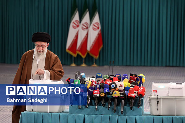 حضور رهبر معظم انقلاب در رای گیری مرحله‌ دوم انتخابات مجلس

