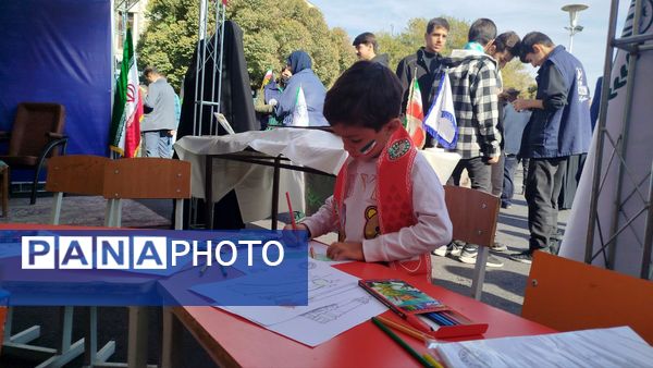 غرفه نسل افتخار سازمان دانش‌آموزی استان آذربایجان شرقی در راهپیمایی ۱۳‌ آبان