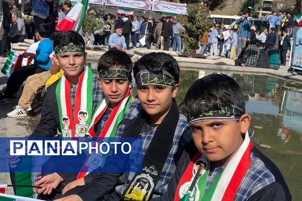 خروش هزاران دانش آموز ورامینی در ۱۳ آبان