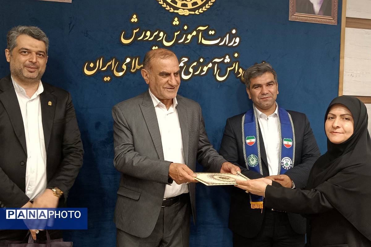 نشست فصلی و توان افزایی مأمورین و مسئولین سازمان دانشآموزی شهرستانهای استان تهران