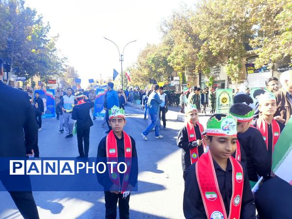 حماسه آفرینی پیشتازان دبستان شهید پسندیده فدافن در راهپیمایی ۱۳ آبان کاشمر