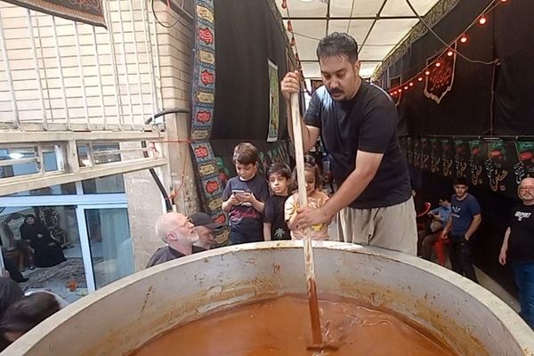 شور حسینی در اصفهان؛ پخت سمنوی نذری در الیادران همزمان با ۱۳ محرم