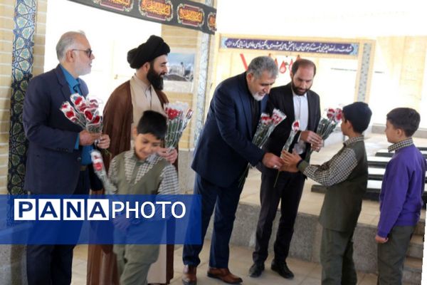 مدرسه باقرالعلوم (ع) فیروزکوه میزبان مراسم پرشور گلباران مزار شهدا با حضور مسئولان شد