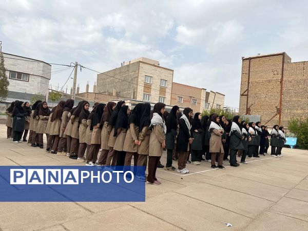 نواختن زنگ مهر در مدرسه شهید محمدی پور خلیل آباد 