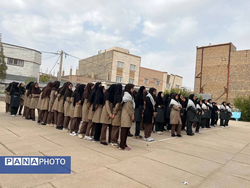 نواختن زنگ مهر در مدرسه شهید محمدی پور خلیل آباد