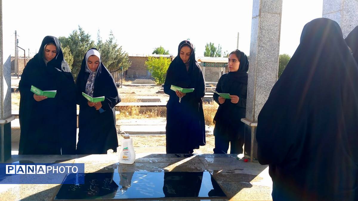 غبارروبی گلزار شهدا با حضور مردم و خانوادههای شهدای روستای سراب غضنفر