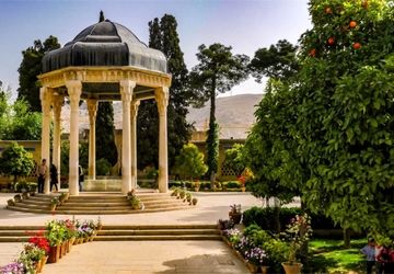 اردوی دانش‌آموزان مدرسه شاهد فاطمه الزهرا(س) به آرامگاه حافظ
