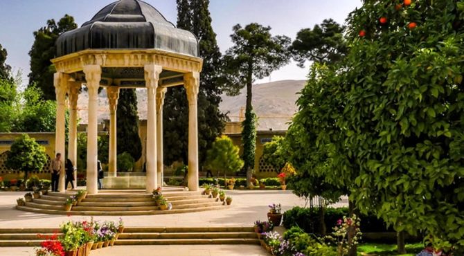 اردوی دانش‌آموزان مدرسه شاهد فاطمه الزهرا(س) به آرامگاه حافظ