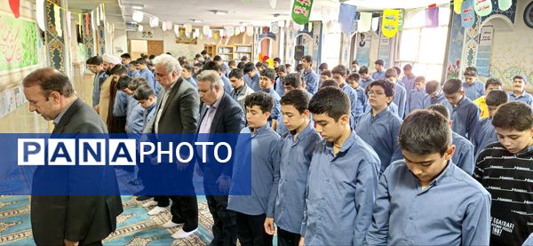 نمازجماعت پایه هشتم مدرسه زمانی با حضور مدیر آموزش و پرورش منطقه ۱۹ 