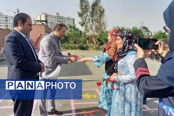 پاسداشت مقام شامخ معلم در آموزشگاه هیأت امنایی فرزانگان ملارد؛ با نواختن زنگ سپاس معلم 