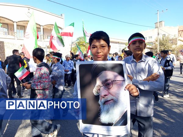 قدم‌های کوچک، ایمان‌های بزرگ؛ حضور باشکوه دانش‌آموزان دبستان برادران ابراهیمی‌نیا در ۱۳ آبان