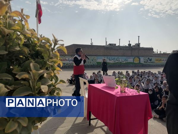  آموزش نحوه پناهگیری وآمادگی برای  مانور زلزله