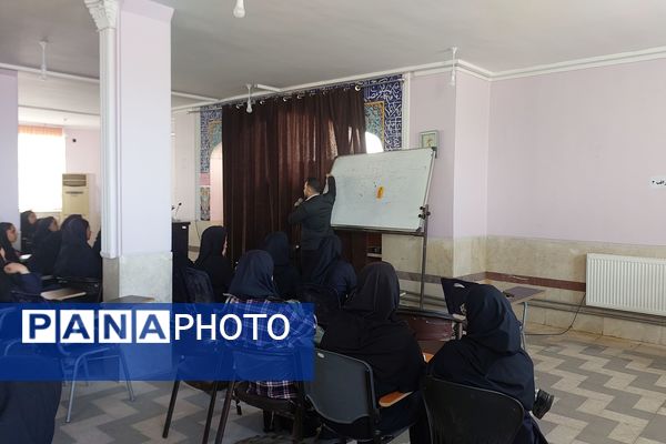 کارگاه خلاقیت در مطالعه و یادگیری در دبیرستان دستغیب ناحیه ۳ شیراز