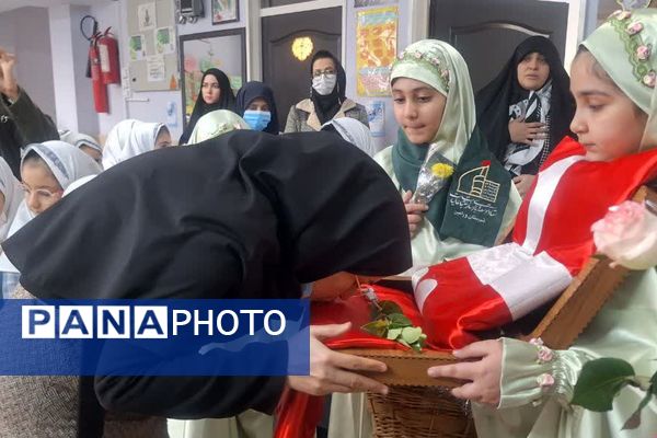 پرچم متبرک امام حسین(ع) میهمان دانش‌آموزان مدرسه زنده‌یاد قمصری